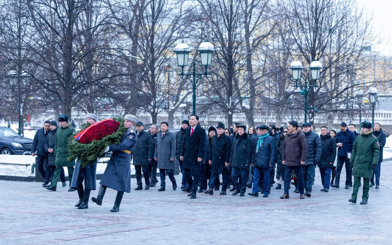 Монгол Улсын Их Хурлын дарга Н.Учрал “Нэр үл мэдэгдэх цэргийн хөшөө”-нд цэцэг өргөв